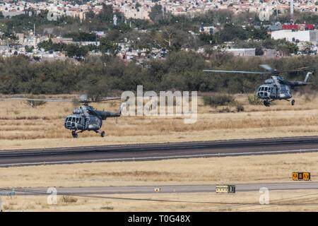 L'aéroport d'Hermosillo, meeting aérien à l'ouverture d'un nouveau hangar par le Président Enrique Peña Nieto, lors de la célébration des 101 ans de l'Armée de l'air mexicaine, qui a eu lieu à la base aérienne militaire n° 18. Hermosillo Sonora au Mexique le 10 février 2016 Espectáculo aéreo sobre el aeropuerto de Hermosillo, durante la inauguración de un nuevo hangar por el Presidente Enrique Peña Nieto, durante los festejos del 101 aniversario de la Fuerza Aérea Mexicana, celebrado en la Base Aérea Militar nº18. Hermosillo Sonora Mexico un 10 février 2016 Banque D'Images