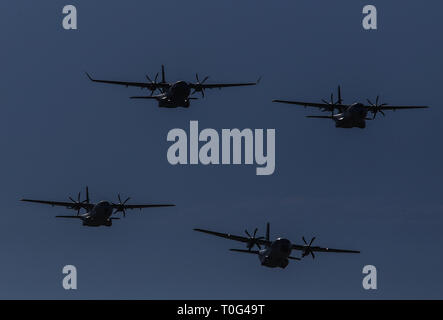 L'aéroport d'Hermosillo, meeting aérien à l'ouverture d'un nouveau hangar par le Président Enrique Peña Nieto, lors de la célébration des 101 ans de l'Armée de l'air mexicaine, qui a eu lieu à la base aérienne militaire n° 18. Hermosillo Sonora au Mexique le 10 février 2016 Espectáculo aéreo sobre el aeropuerto de Hermosillo, durante la inauguración de un nuevo hangar por el Presidente Enrique Peña Nieto, durante los festejos del 101 aniversario de la Fuerza Aérea Mexicana, celebrado en la Base Aérea Militar nº18. Hermosillo Sonora Mexico un 10 février 2016 Banque D'Images
