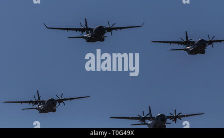 L'aéroport d'Hermosillo, meeting aérien à l'ouverture d'un nouveau hangar par le Président Enrique Peña Nieto, lors de la célébration des 101 ans de l'Armée de l'air mexicaine, qui a eu lieu à la base aérienne militaire n° 18. Hermosillo Sonora au Mexique le 10 février 2016 Espectáculo aéreo sobre el aeropuerto de Hermosillo, durante la inauguración de un nuevo hangar por el Presidente Enrique Peña Nieto, durante los festejos del 101 aniversario de la Fuerza Aérea Mexicana, celebrado en la Base Aérea Militar nº18. Hermosillo Sonora Mexico un 10 février 2016 Banque D'Images