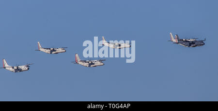 L'aéroport d'Hermosillo, meeting aérien à l'ouverture d'un nouveau hangar par le Président Enrique Peña Nieto, lors de la célébration des 101 ans de l'Armée de l'air mexicaine, qui a eu lieu à la base aérienne militaire n° 18. Hermosillo Sonora au Mexique le 10 février 2016 Espectáculo aéreo sobre el aeropuerto de Hermosillo, durante la inauguración de un nuevo hangar por el Presidente Enrique Peña Nieto, durante los festejos del 101 aniversario de la Fuerza Aérea Mexicana, celebrado en la Base Aérea Militar nº18. Hermosillo Sonora Mexico un 10 février 2016 Banque D'Images