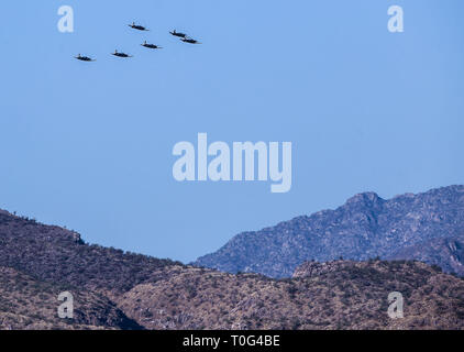 L'aéroport d'Hermosillo, meeting aérien à l'ouverture d'un nouveau hangar par le Président Enrique Peña Nieto, lors de la célébration des 101 ans de l'Armée de l'air mexicaine, qui a eu lieu à la base aérienne militaire n° 18. Hermosillo Sonora au Mexique le 10 février 2016 Espectáculo aéreo sobre el aeropuerto de Hermosillo, durante la inauguración de un nuevo hangar por el Presidente Enrique Peña Nieto, durante los festejos del 101 aniversario de la Fuerza Aérea Mexicana, celebrado en la Base Aérea Militar nº18. Hermosillo Sonora Mexico un 10 février 2016 Banque D'Images