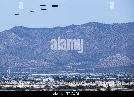 L'aéroport d'Hermosillo, meeting aérien à l'ouverture d'un nouveau hangar par le Président Enrique Peña Nieto, lors de la célébration des 101 ans de l'Armée de l'air mexicaine, qui a eu lieu à la base aérienne militaire n° 18. Hermosillo Sonora au Mexique le 10 février 2016 Espectáculo aéreo sobre el aeropuerto de Hermosillo, durante la inauguración de un nuevo hangar por el Presidente Enrique Peña Nieto, durante los festejos del 101 aniversario de la Fuerza Aérea Mexicana, celebrado en la Base Aérea Militar nº18. Hermosillo Sonora Mexico un 10 février 2016 Banque D'Images