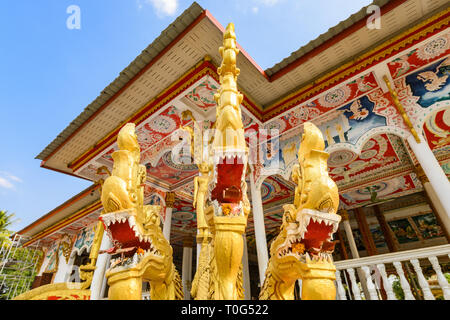 Vue imprenable sur trois belles gold-couverts Nagas (serpent êtres humains) en face de la Wat That Luang Tai pendant le coucher du soleil. Vientiane, Laos. Dans le bouddhisme, le Banque D'Images