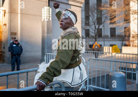 New York City, United States. 18 Mar, 2019. Aujourd'hui Patricia Okoumou, l'activiste qui avait escaladé la Statue de la liberté en juillet 2018 pour protester contre l'administration de l'atout de la tolérance zéro les politiques d'immigration a été condamné dans le district sud de New York à Manhattan à 5 ans de probation. Avant la condamnation, les partisans réunis dans un spectacle de soutien aux côtés de Mme Okoumou qui avait couvert son visage en ruban en plastique afin de protester contre les limites imposées à sa liberté d'expression. Credit : Gabriele Holtermann Gorden/Pacific Press/Alamy Live News Banque D'Images