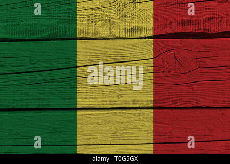 Mali drapeau peint sur la planche en bois ancien. Contexte patriotique. Drapeau national du Mali Banque D'Images