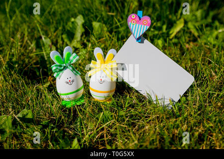 Carte de voeux vierge avec de petits oeufs de pâques dans l'herbe.Les oeufs de Pâques sur pré. Vacances de printemps .concept de composition avec Pâques oeufs de pâques .immersive Banque D'Images