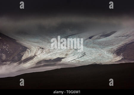 Beaux paysages de montagne moody - glacier qui s'étend vers Bjorndalen et sombres nuages accroché sur les montagnes de l'archipel du Spitzberg Banque D'Images