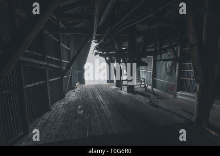 À l'intérieur de la vieille ruine d'ancienne mine de charbon Nr. 2 près de Longyearbyen - Svalbard, Norvège Banque D'Images