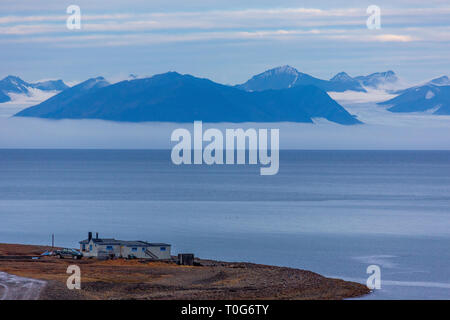 Belle vue panoramique de l'Isfjorden avec montagne et chambre à l'avant-plan, l'île de Svalbard (Spitzberg, Norvège), mer du Groenland Banque D'Images