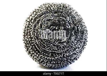 Acier inoxydable scourer sur fond blanc Banque D'Images