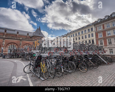 Le stationnement des vélos dans les deux ponts principaux à Copenhague, Danemark staion ferroviaire Banque D'Images