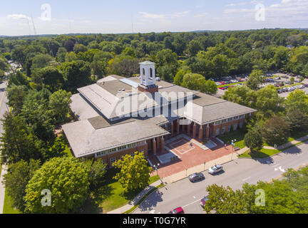 Vue aérienne de la bibliothèque libre de Newton au centre-ville de Newton, Massachusetts, USA. Banque D'Images