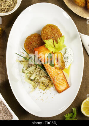 Saumon - Filet de poisson avec le quinoa et omega3 Banque D'Images