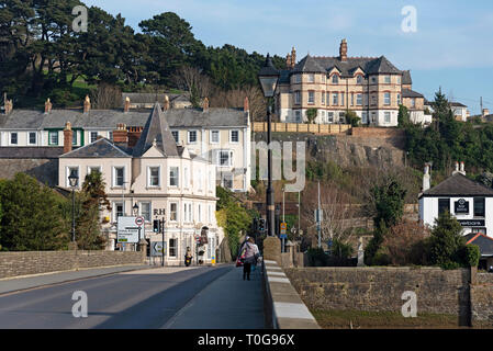 Bideford, North Devon, England, UK. Mars 2019. Pont sur la rivière Torridge à à l'Est de la rivière une petite communauté. Banque D'Images