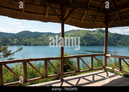 Vue du chalet avec vue sur le lac de cratère cratère Nyinabulitwa au Safari Lodge, près de la forêt de Kibale National Park, au sud-ouest de l'Ouganda, l'Afrique de l'Est Banque D'Images