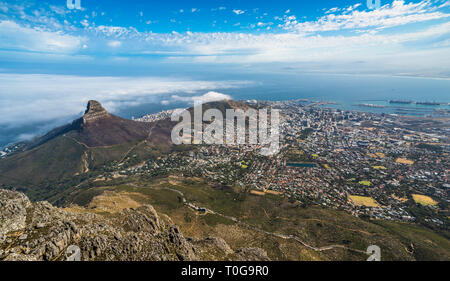 Vue panoramique de la ville du Cap, Lion's Head et Signal Hill à partir du haut de la Montagne de la table. Banque D'Images