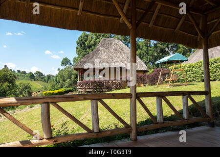 Vue du chalet avec vue sur le lac de cratère cratère Nyinabulitwa au Safari Lodge, près de la forêt de Kibale National Park, au sud-ouest de l'Ouganda, l'Afrique de l'Est Banque D'Images