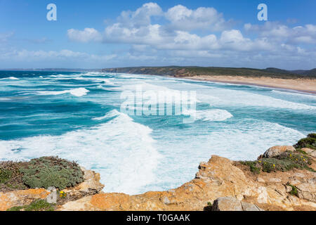 D'énormes vagues roulant dans les vagues de l'océan Atlantique vers le rivage côte ouest Praia Da Bordeira Carrapateira Algarve Portugal Europe de l'UE Banque D'Images