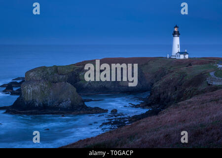 Crépuscule du matin plus de Yaquina Head Lighthouse, Newport, Oregon, USA Banque D'Images