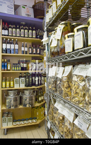 Divers aliments spécialiste en vente dans une boutique spécialisée, y compris le vinaigre balsamique, l'huile d'olive et les champignons séchés. Banque D'Images