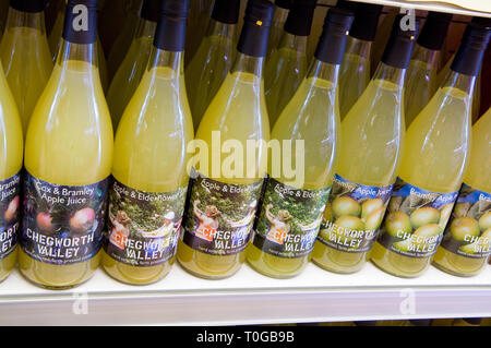 Cox et Bramley, jus de pomme et d'autres jus, faites par Chegworth Valley en vente sur les étagères dans une épicerie. Banque D'Images