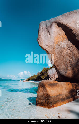 D'énormes blocs de granit bizarre belle forme en lumière du soir à la célèbre Anse Source d'argent beach, l'île de La Digue, Seychelles Banque D'Images