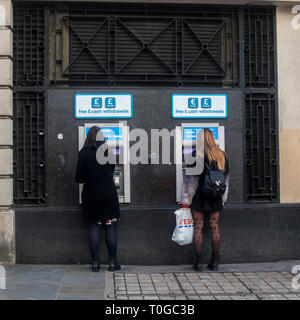 LONDON - 15 février 2019 : les jeunes filles à l'aide d'un distributeur automatique de la banque Barclays près de Covent Garden Banque D'Images