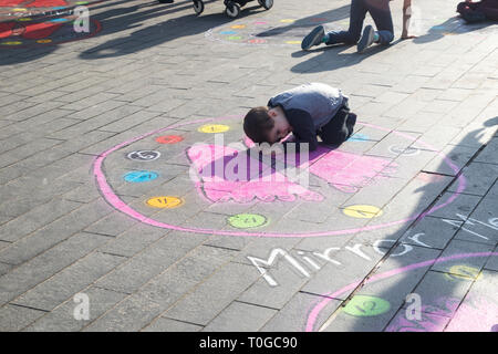 Londres - mars 2019. Les familles avec enfants qui jouent sur une installation artistique à l'extérieur du Royal Festival Hall, à South Bank. Banque D'Images