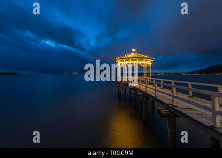 Passerelle du pêcheur sur le lac de Constance (Bodensee) à Bregenz (Autriche) sur un jour de tempête au début du printemps, après les chutes de neige, après le coucher du soleil Banque D'Images