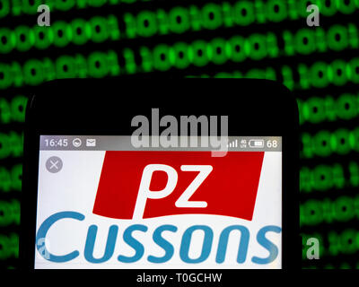 PZ Cussons plc logo de l'entreprise vu affichée sur téléphone intelligent. Banque D'Images