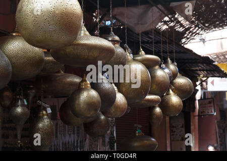 Sélection de lampes traditionnelles sur le marché marocain à Marrakech, Maroc. Banque D'Images