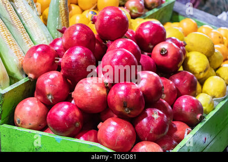 Groupe des grenades sur une caisse en bois avec des citrons dans le marché masculin aux Maldives. Banque D'Images