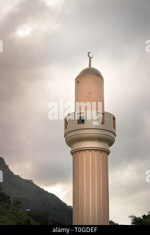 Détail d'un minaret mosquée-alminar avec une lune dorée en haut à Victoria, Seychelles. Banque D'Images