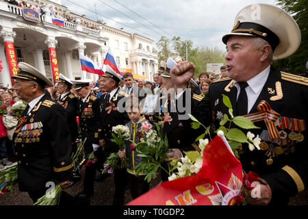 Anciens combattants, officiers, l'ordre des porteurs de la flotte de la mer Noire de participer au défilé des gagnants sur la rue centrale de la ville de Sébastopol, en Crimée, 9.05.2014 Banque D'Images