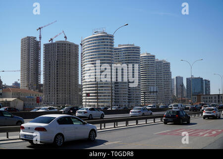 Istanbul, Turquie - 17 mars 2019 : Gratte-ciel et constructions à l'Merdivenkoy Kadikoy, Istanbul, du district et de la circulation sur l'autoroute. Banque D'Images