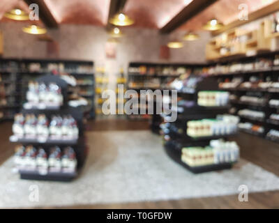 Arrière-plan flou des magasins des alcools. La durée du marché avec des bouteilles de vin Banque D'Images