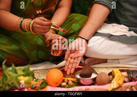Dame effectue des rituels puja avec son mari. Banque D'Images