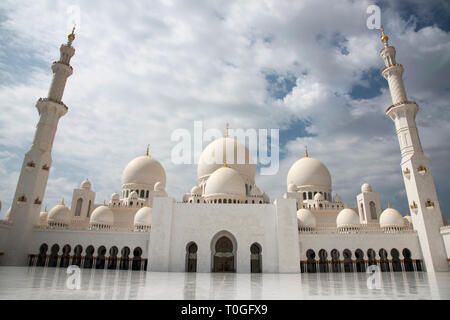 Façade de la Grande Mosquée Sheikh Zayed, Abu Dhabi, EAU. Plus grande mosquée du pays, c'est le lieu de culte pour les prières quotidiennes. Banque D'Images