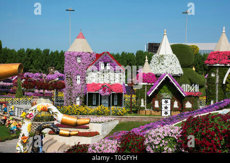 Réplique du Château Disney couverte de fleurs, Dubaï Miracle Jardin Un jardin de fleurs, Dubailand, Dubaï, Emirats Arabes Unis. Banque D'Images