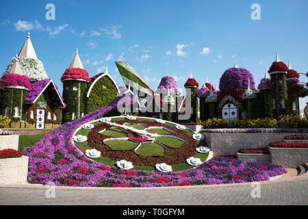 Réplique du Château Disney couverte de fleurs, Dubaï Miracle Jardin Un jardin de fleurs, Dubailand, Dubaï, Emirats Arabes Unis. Banque D'Images