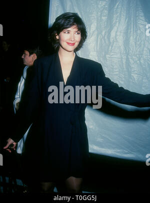 CULVER CITY, CA - le 22 février : L'actrice Janine Turner participe à l'éducation aux dangers de la drogue (D.A.R.E.) avec Richard Tyler's collection de mode nouveau et les débuts de Johnny Depp's Short Film "Banter' le 22 février 1994 à Smashbox Studios à Culver City, Californie. Photo de Barry King/Alamy Stock Photo Banque D'Images