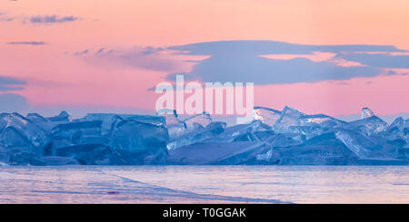 Toros bleu du lac Baïkal dans le contexte de l'ciel rose de l'aube et le pourpre des nuages. Vaste panorama Banque D'Images