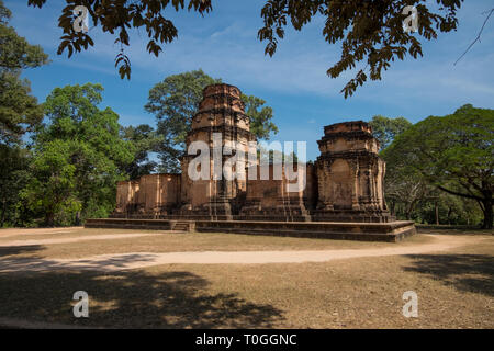 Un regard sur le grès rouge discret, temple Khmer Prasat Kravan, à Angkor à Siem Reap, Cambodge. Banque D'Images