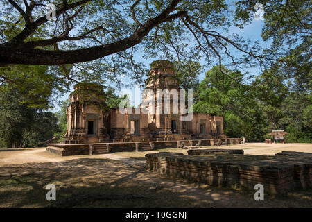 Un regard sur le grès rouge discret, temple Khmer Prasat Kravan, à Angkor à Siem Reap, Cambodge. Banque D'Images