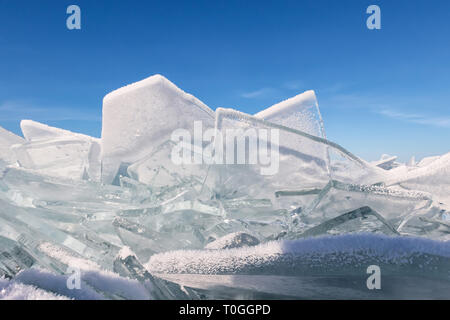 Baikal transparent toros couverte de givre against a blue sky Banque D'Images