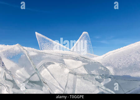 Baikal transparent toros couverte de givre against a blue sky Banque D'Images