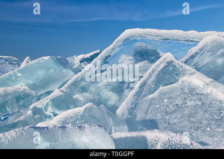 Baikal transparent toros couverte de givre against a blue sky Banque D'Images