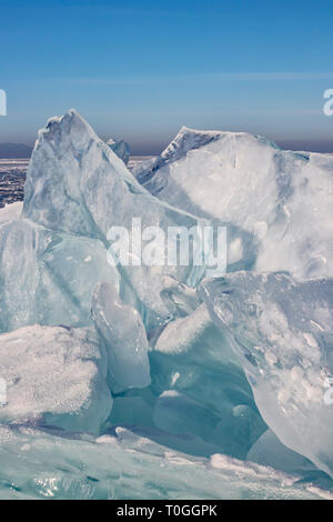 Baikal transparent toros couverte de givre against a blue sky Banque D'Images