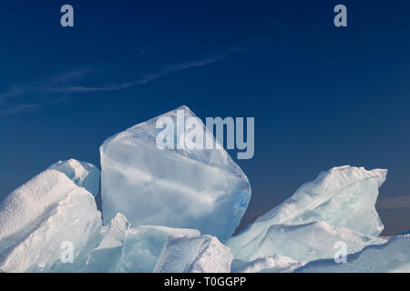 Baikal transparent toros couverte de givre against a blue sky Banque D'Images