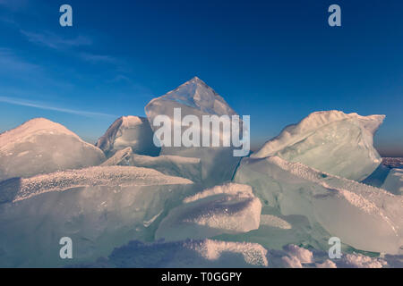 Baikal transparent toros couverte de givre against a blue sky Banque D'Images